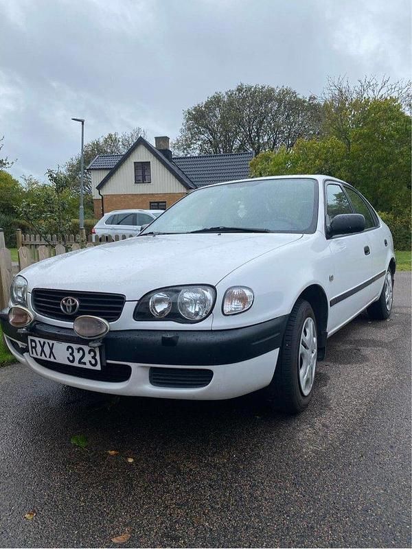 Vit Begagnad 2001 Toyota Corolla Halvkombi | 22 000 kr (Marknadspris) - Bild 1/4