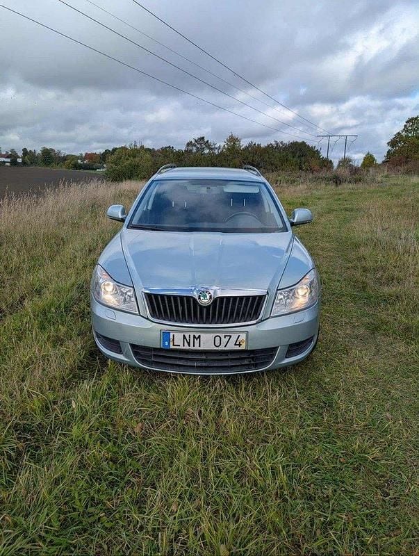 Grön Begagnad 2011 Skoda Octavia Ambiente Kombi | 37 000 kr (Bra pris) - Bild 1/4