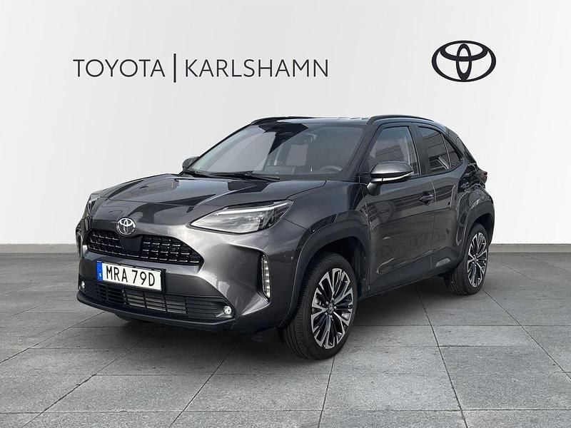 Mörkgrå (grå) Ny 2024 Toyota Yaris Cross Style SUV | 339 000 kr (Marknadspris) - Bild 1/4