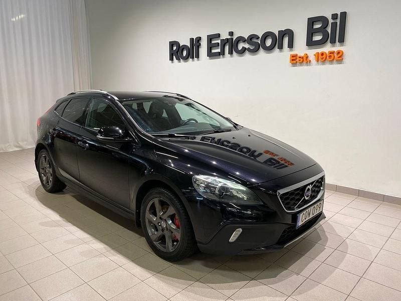 Svart Begagnad 2015 Volvo V40 CC Business Edition Kombi | 129 500 kr (Marknadspris) - Bild 1/4