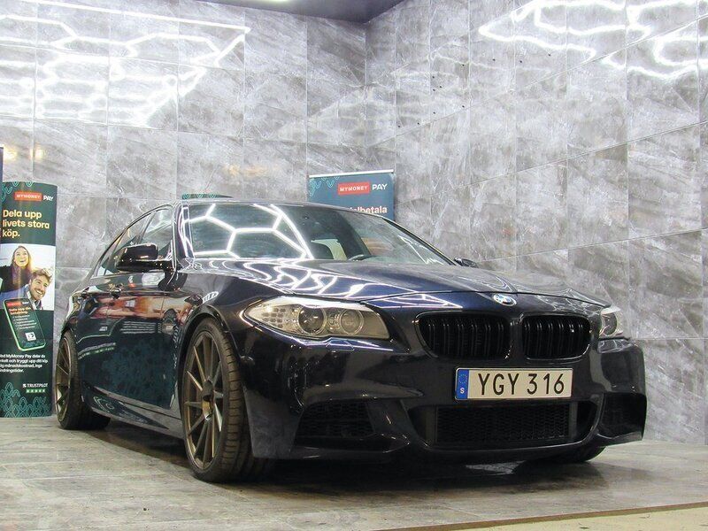Mörkblå Begagnad 2011 BMW 550 M Sport Sedan | 269 000 kr - Bild 1/4