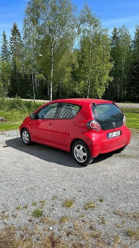 Röd Begagnad 2011 Toyota Aygo Halvkombi | 29 000 kr (Marknadspris) - Bild 1/3