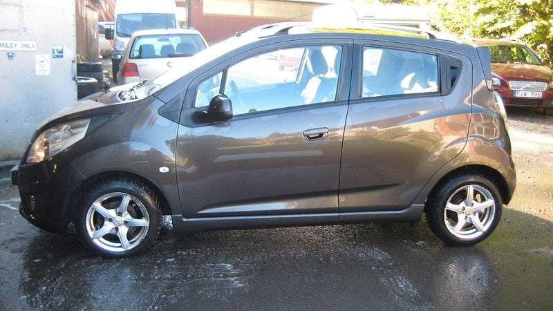 Brun Begagnad 2011 Chevrolet Spark Halvkombi | 42 900 kr (Marknadspris) - Bild 1/3
