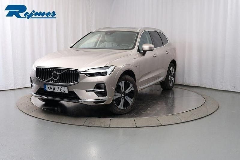 Ljusgrå Begagnad 2024 Volvo XC60 Plus SUV | 559 900 kr (Marknadspris) - Bild 1/4