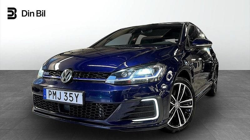 Mörkblå Begagnad 2020 VW Golf VIII GTE Kombi | 234 900 kr (Marknadspris) - Bild 1/4