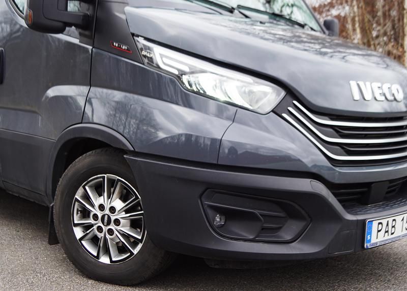 Begagnad Iveco Daily 179 HK (131 kW) 2022 Mörkgrå (grå) Van