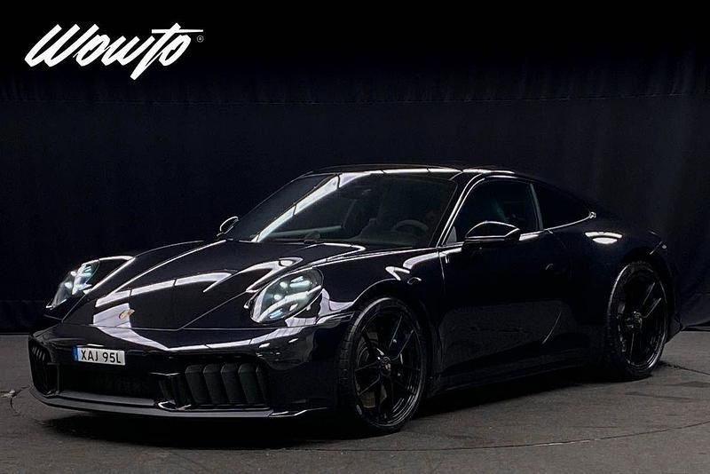 Svart (jet black metallic) Begagnad 2025 Porsche 911 Carrera GTS Sportkupé | 2 049 800 kr (Marknadspris) - Bild 1/3