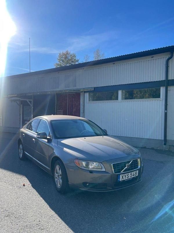 Grå Begagnad 2006 Volvo S80 Momentum Sedan | 54 000 kr (Marknadspris) - Bild 1/4