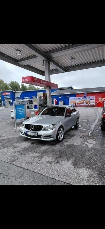 Silver Begagnad 2012 Mercedes C180 Sedan | 89 000 kr (Lite dyr) - Bild 1/4