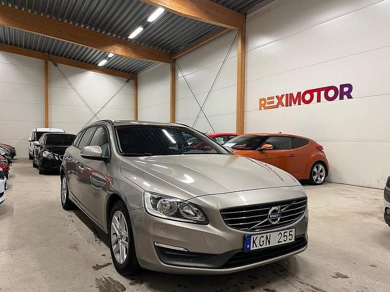 Ljusbrun Begagnad 2013 Volvo V60 Kinetic Kombi | 99 900 kr (Marknadspris) - Bild 1/4