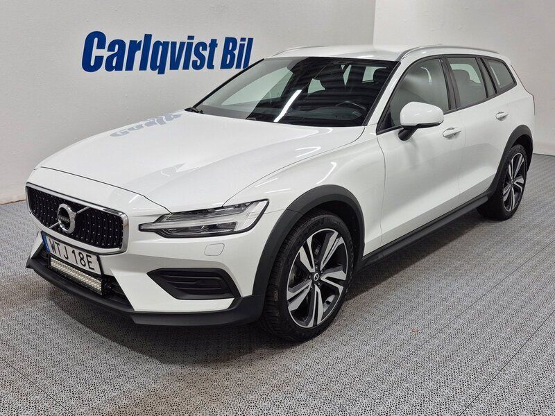 Vit Begagnad 2020 Volvo V60 CC Momentum Kombi | 284 000 kr (Marknadspris) - Bild 1/4