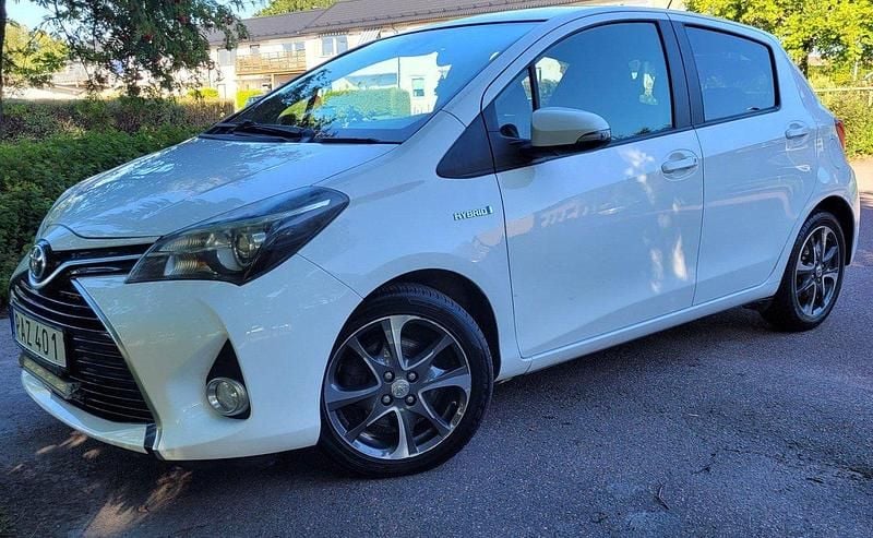 Vit Begagnad 2016 Toyota Yaris Hybrid Active Halvkombi | 106 500 kr (Lite dyr) - Bild 1/4