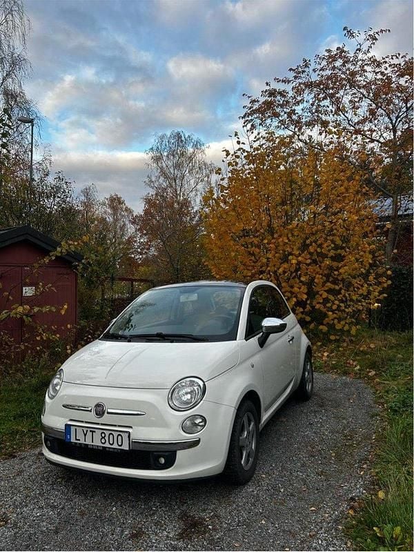 Vit Begagnad 2012 Fiat 500 Lounge Halvkombi | 55 000 kr (Marknadspris) - Bild 1/4