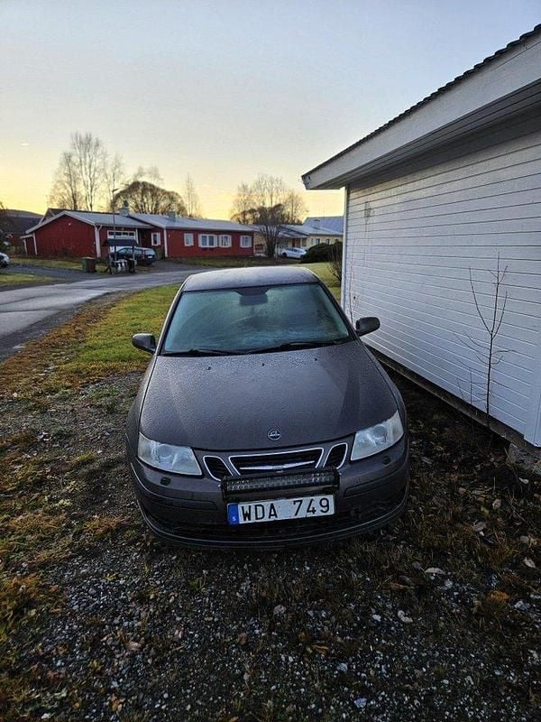 Brun Begagnad 2005 Saab 9-3 Vector Sedan | 6 000 kr (Superpris) - Bild 1/4