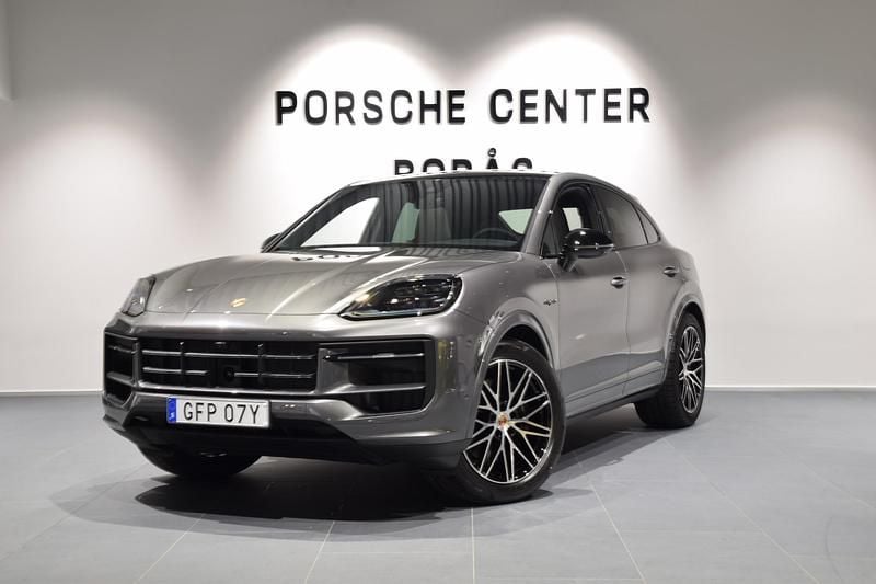 Grå Ny 2026 Porsche Cayenne Black Edition SUV | 1 449 700 kr (Marknadspris) - Bild 1/4