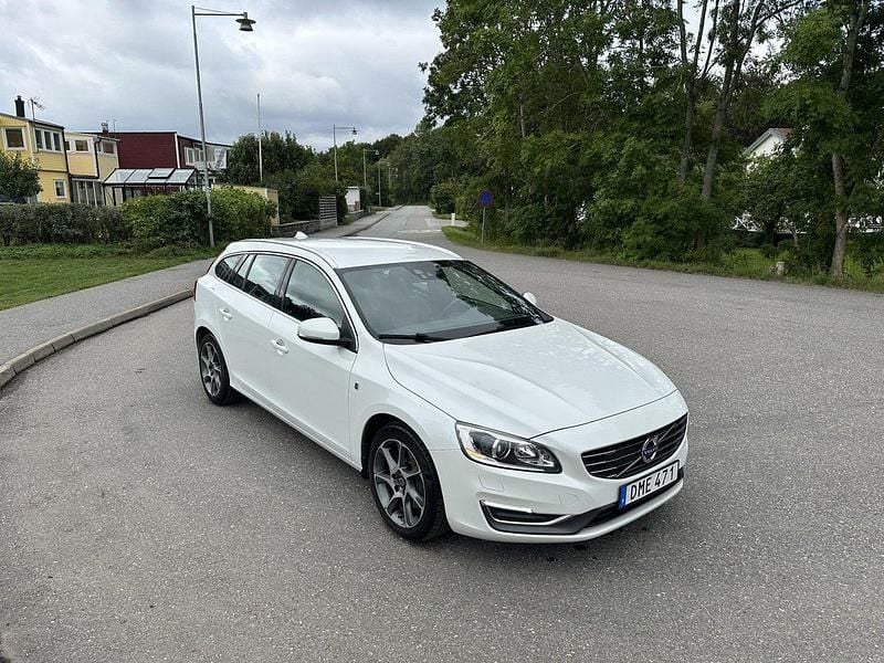 Vit Begagnad 2015 Volvo V60 Ocean Race Kombi | 169 900 kr (Marknadspris) - Bild 1/4