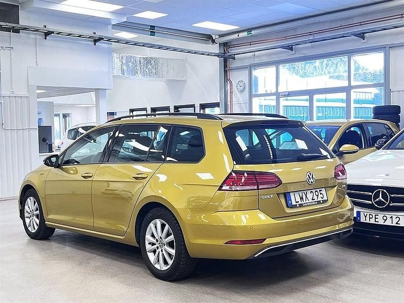 Begagnad VW Golf VII 110 HK (80 kW) 2017 Curcuma yellow metallic Kombi