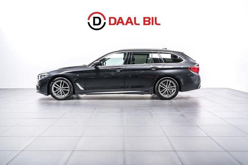 Grå Begagnad 2019 BMW 520 M Sport Kombi | 329 700 kr (Marknadspris) - Bild 1/4