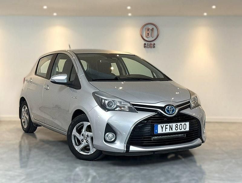 Silver Begagnad 2016 Toyota Yaris Hybrid Active Halvkombi | 129 900 kr (Marknadspris) - Bild 1/4