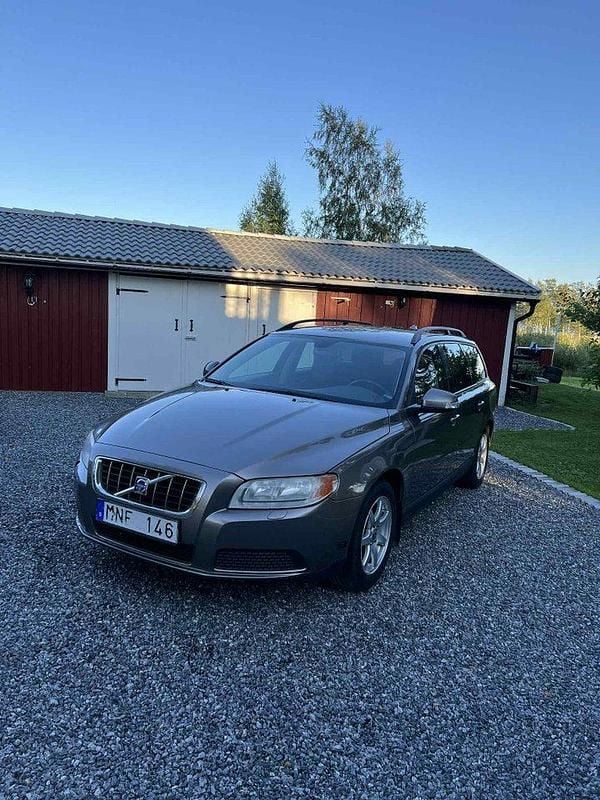 Grå Begagnad 2008 Volvo V70 Kinetic Kombi | 50 000 kr (Bra pris) - Bild 1/4