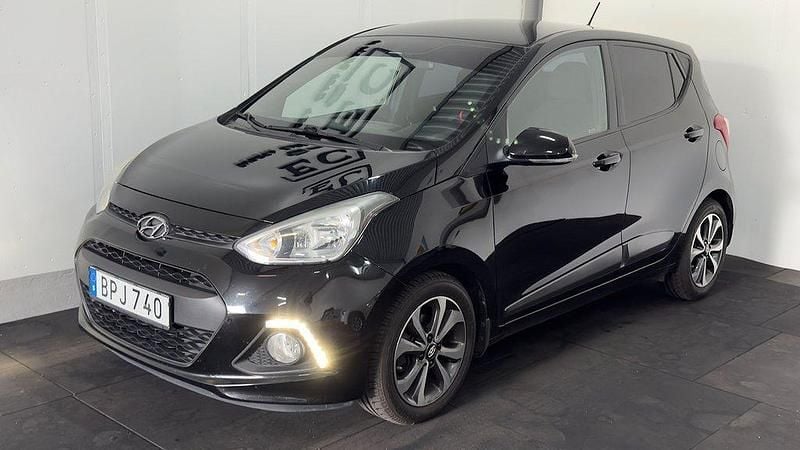 Svart Begagnad 2014 Hyundai i10 Premium Halvkombi | 69 900 kr (Marknadspris) - Bild 1/4