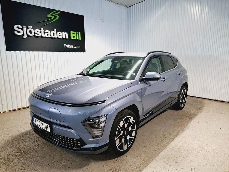 Blå Begagnad 2024 Hyundai Kona SUV | 369 900 kr (Marknadspris) - Bild 1/4