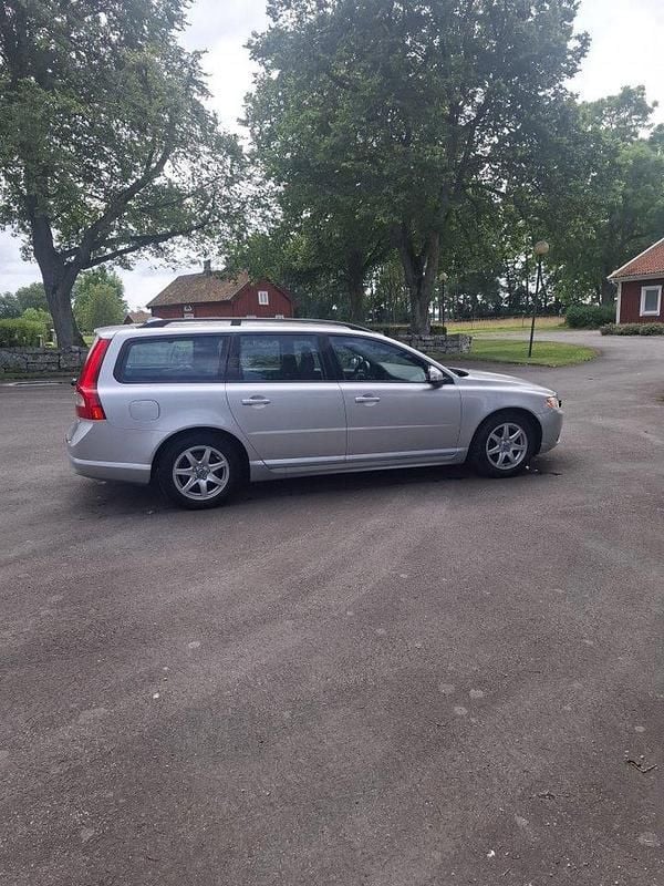 Ljusgrå Begagnad 2010 Volvo V70 Drive Kinetic Kombi | 38 000 kr (Bra pris) - Bild 1/4