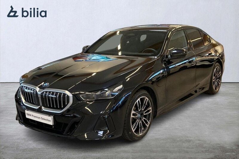 Svart Begagnad 2024 BMW 530e M Sport Sedan | 639 000 kr (Superpris) - Bild 1/4