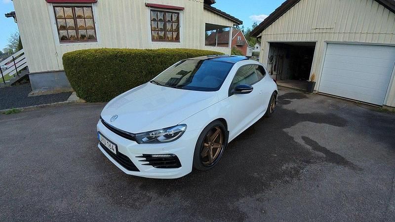 Vit Begagnad 2016 VW Scirocco R Sportkupé | 195 000 kr (Marknadspris) - Bild 1/4