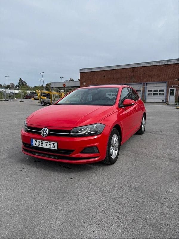 Röd Begagnad 2018 VW Polo Halvkombi | 128 000 kr (Marknadspris) - Bild 1/4