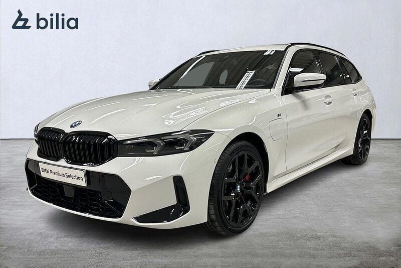 Vit Begagnad 2024 BMW 330e M Sport Kombi | 589 900 kr (Marknadspris) - Bild 1/4