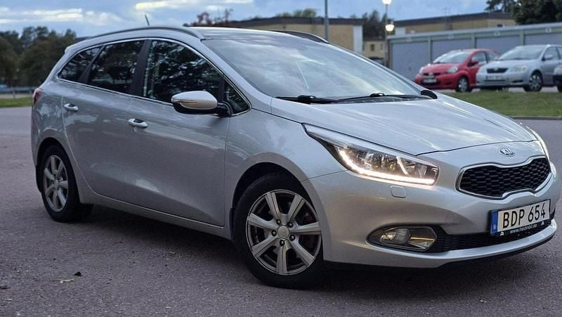 Grå Begagnad 2014 Kia Ceed Sportswagon Comfort Kombi | 77 000 kr (Marknadspris) - Bild 1/4