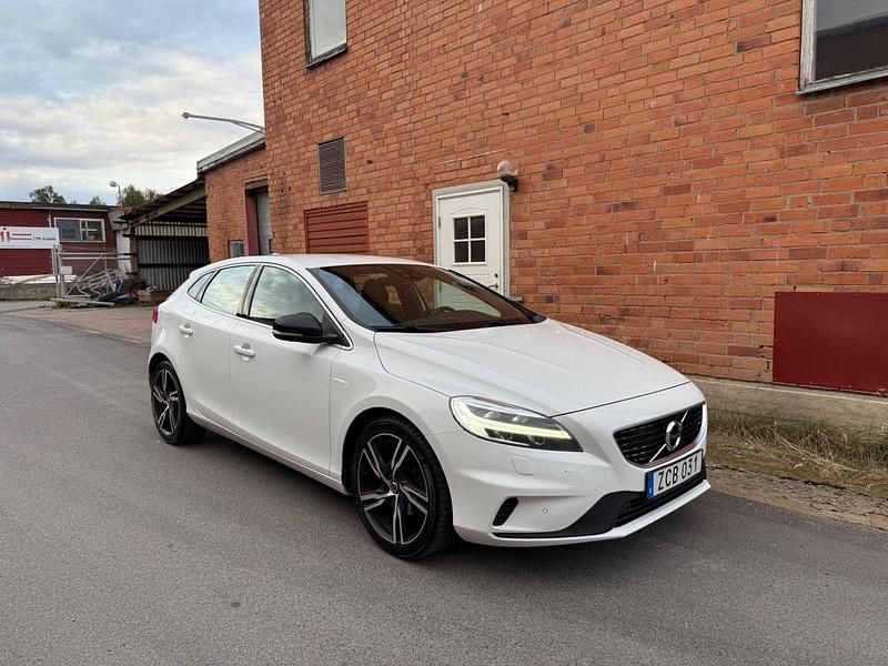Vit Begagnad 2017 Volvo V40 R-Design Kombi | 144 900 kr (Marknadspris) - Bild 1/4