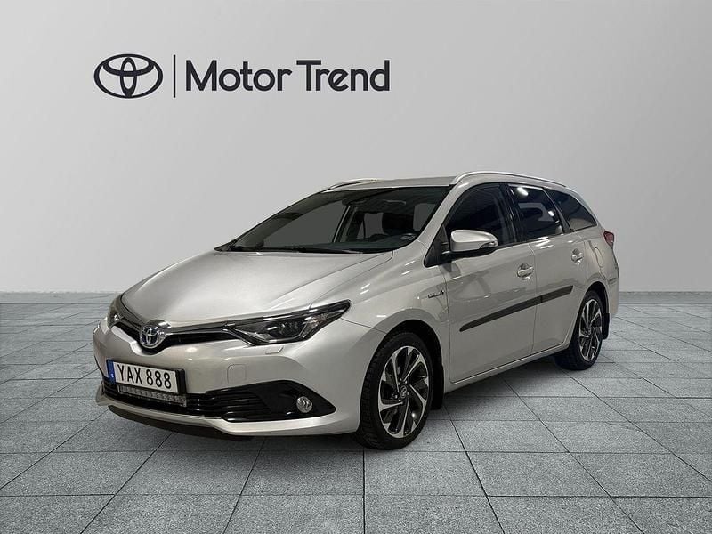 Silver Begagnad 2016 Toyota Auris Touring Sports Active Kombi | 159 000 kr (Marknadspris) - Bild 1/4