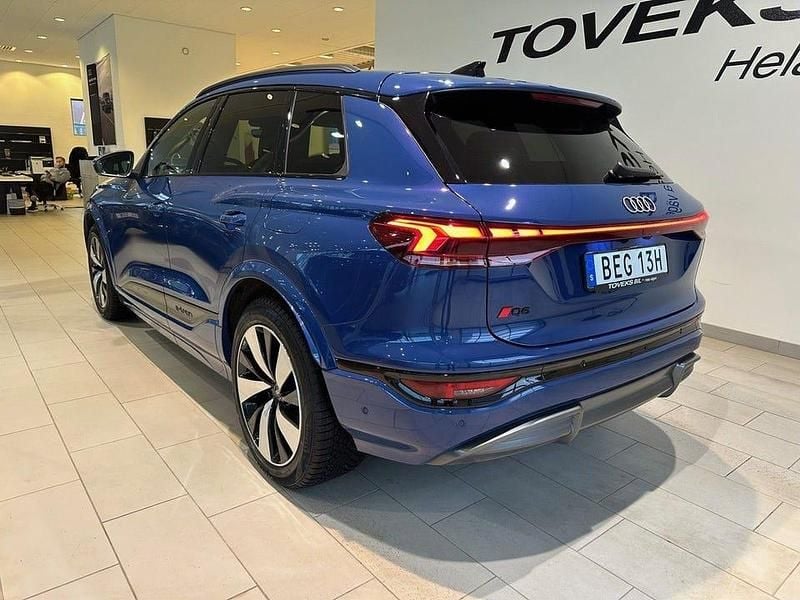 Begagnad Audi Q6 e-tron S-Line 285 kW (388 HK) 2024 Blå SUV