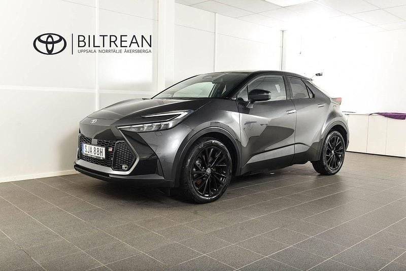 Mörkgrå (grå metallic) Begagnad 2024 Toyota C-HR+ Sport SUV | 429 900 kr (Marknadspris) - Bild 1/4