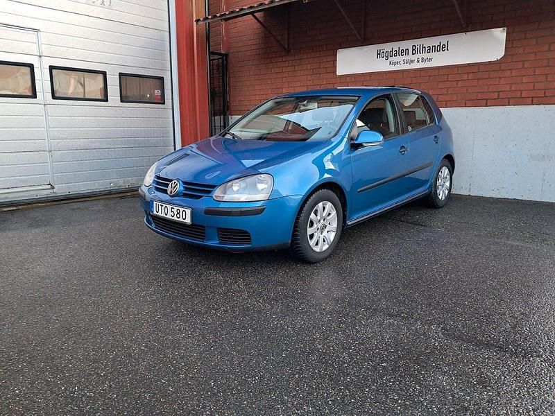 Blå Begagnad 2004 VW Golf IV Comfortline Halvkombi | 39 900 kr (Marknadspris) - Bild 1/4