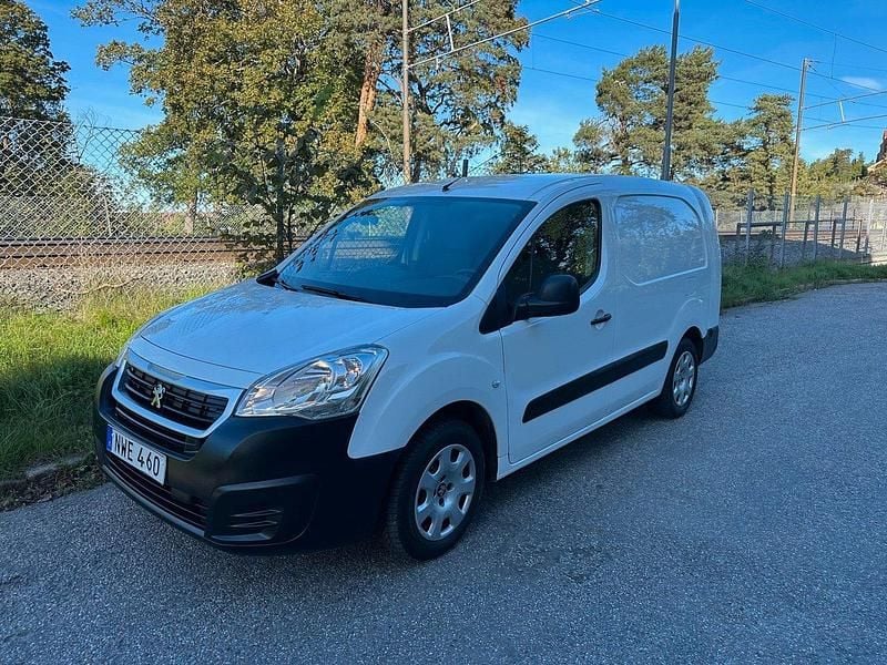 Vit Begagnad 2015 Peugeot Partner Minibuss | 99 000 kr (Marknadspris) - Bild 1/4