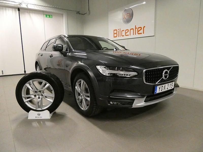 Grå Begagnad 2018 Volvo V90 CC Kombi | 319 900 kr (Marknadspris) - Bild 1/3