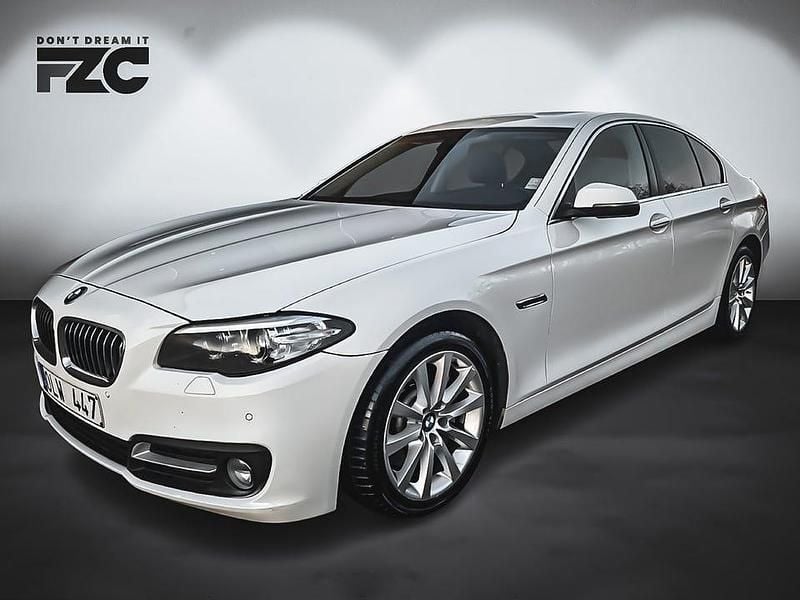 Vit Begagnad 2014 BMW 530 Sport Line Sedan | 169 500 kr (Bra pris) - Bild 1/4