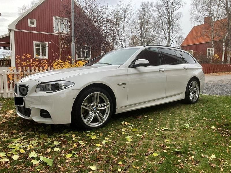 Vit Begagnad 2016 BMW 530 M Sport Kombi | 270 000 kr (Lite dyr) - Bild 1/4