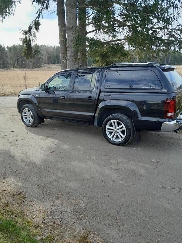 Svart Begagnad 2015 VW Amarok Pickup | 185 000 kr (Marknadspris) - Bild 1/4