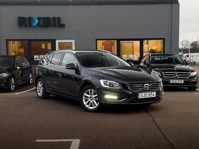 Grå Begagnad 2017 Volvo V60 Summum Kombi | 159 900 kr - Bild 1/4