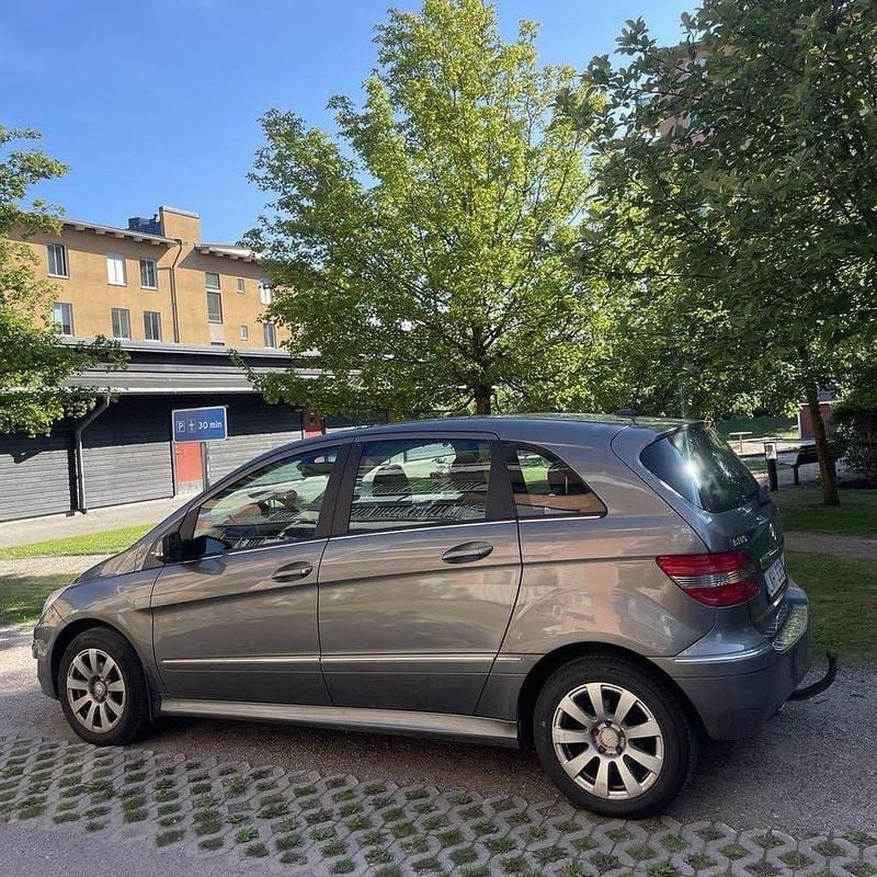 Grå Begagnad 2010 Mercedes 180 Sedan | 65 000 kr (Marknadspris) - Bild 1/4