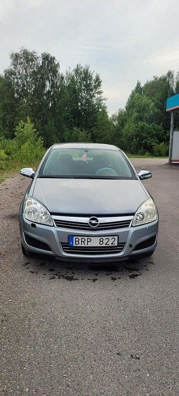 Grå Begagnad 2007 Opel Astra Halvkombi | 25 000 kr (Marknadspris) - Bild 1/4