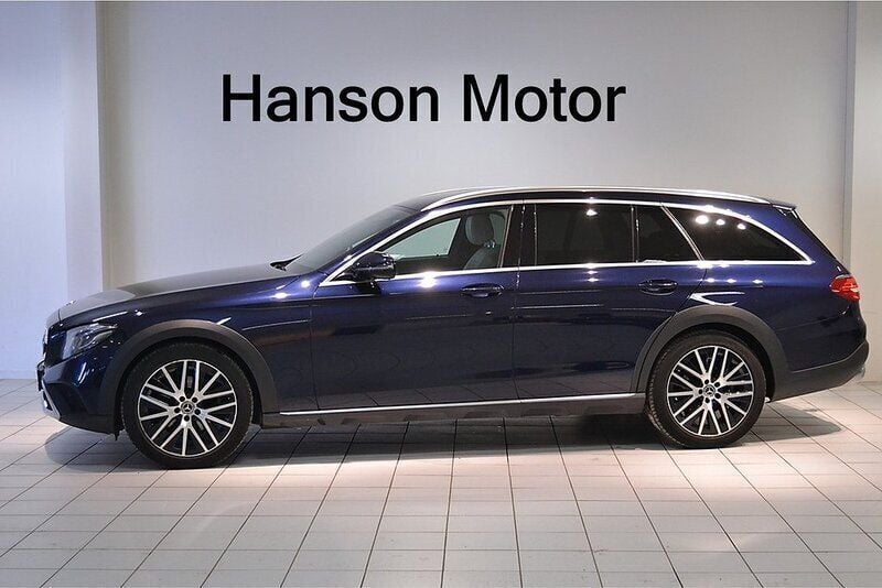 Mörkblå (blå) Begagnad 2017 Mercedes E220 Kombi | 259 900 kr (Lite dyr) - Bild 1/4