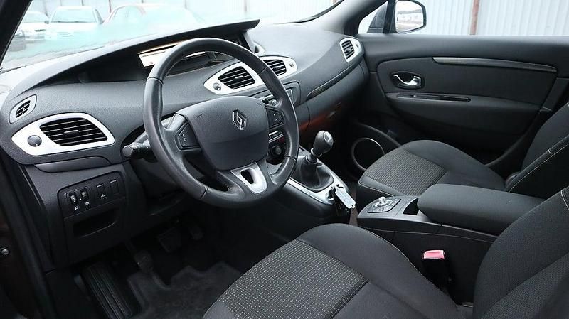 Begagnad Renault Scénic III 110 HK (80 kW) 2010 Brun Minibuss