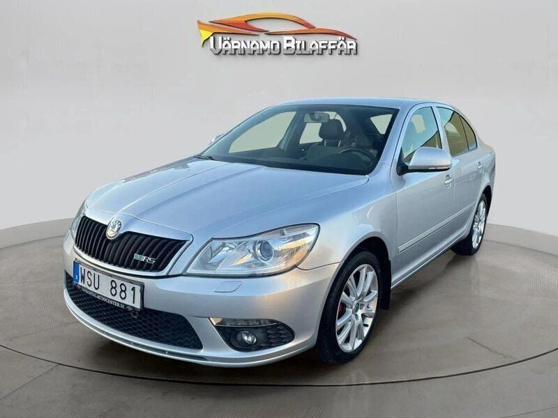 Silver Begagnad 2011 Skoda Octavia RS Halvkombi | 79 900 kr (Dyr) - Bild 1/4