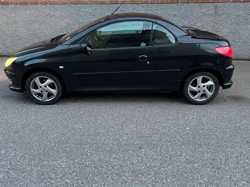 Svart Begagnad 2006 Peugeot 206 CC Cab | 19 900 kr (Bra pris) - Bild 1/4