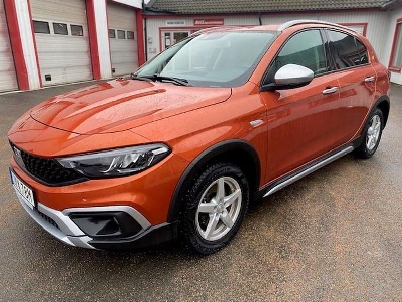 Begagnad Fiat Tipo Cross 101 HK (74 kW) 2021 Orange Halvkombi